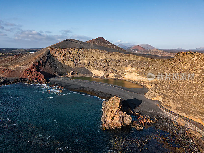 西班牙加那利群岛兰萨罗特岛艾尔戈尔佛火山湖(拉古纳德洛斯克里索斯或Charco Verde)的空中全景